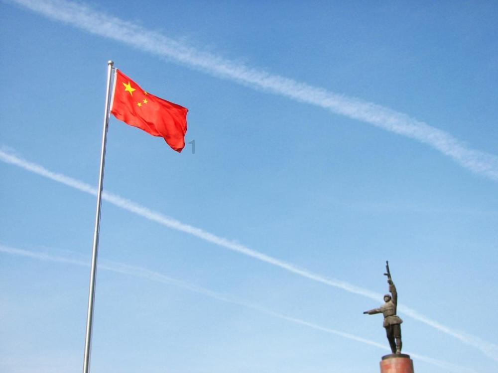 高空畅游的女孩